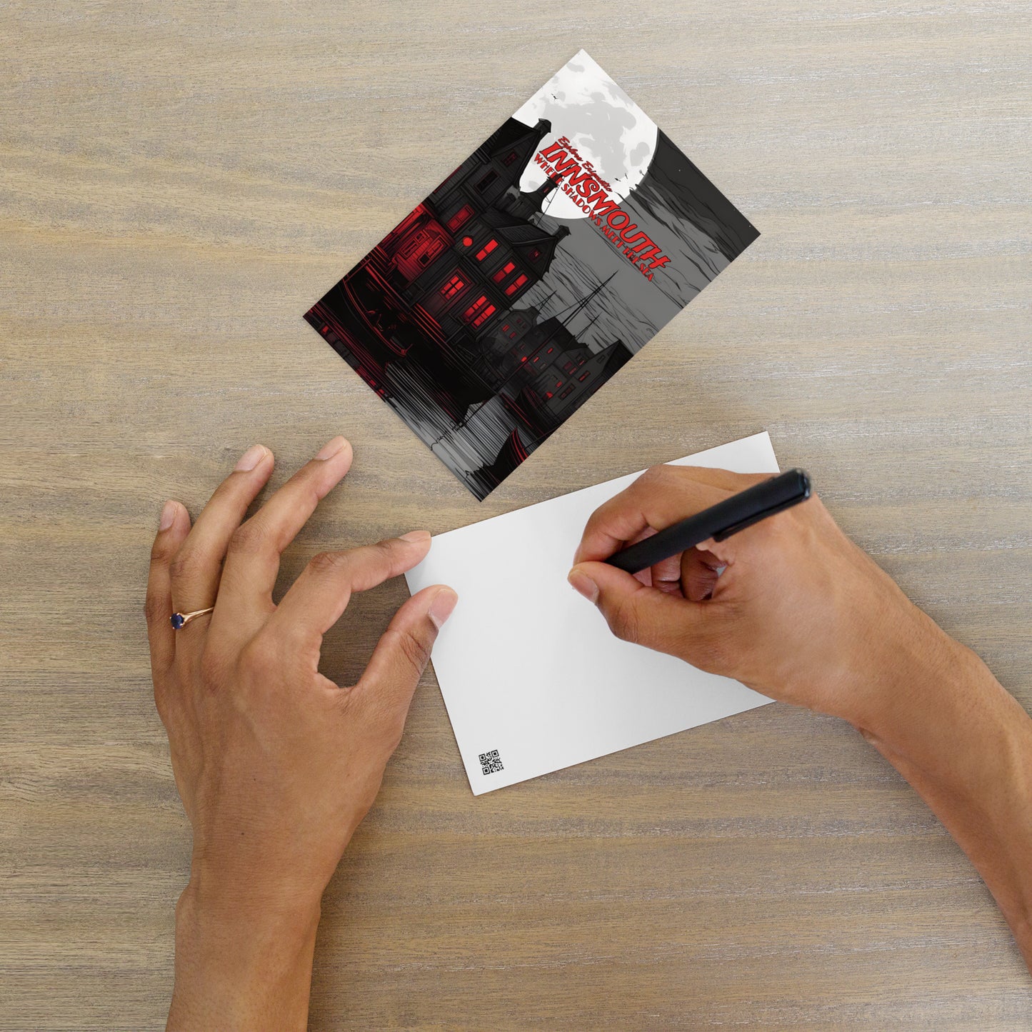 Entdecken Sie das rätselhafte Innsmouth Standard Postkarte