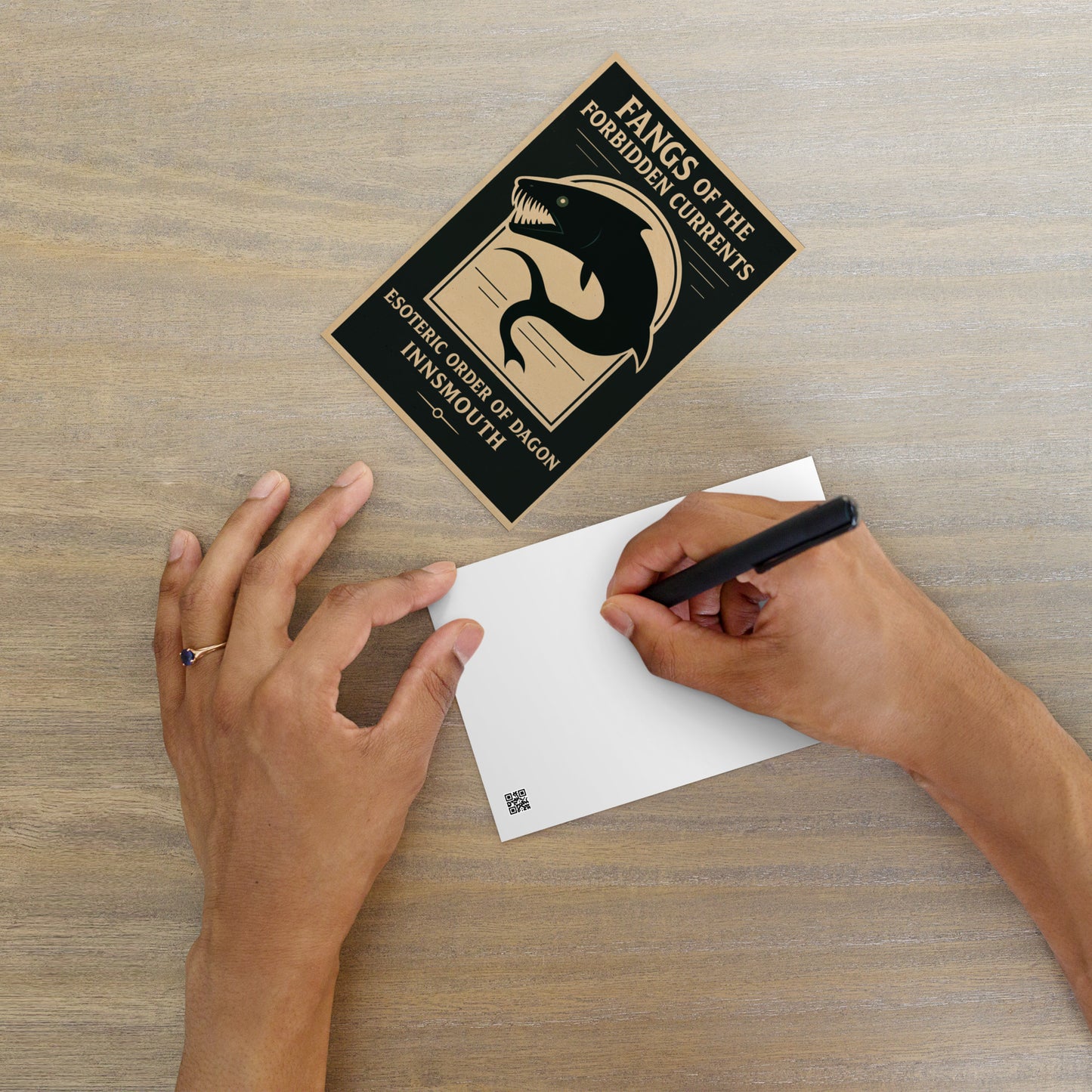 Reißzähne der verbotenen Strömungen – Esoterischer Orden des Dagon-Emblems – Standardpostkarte